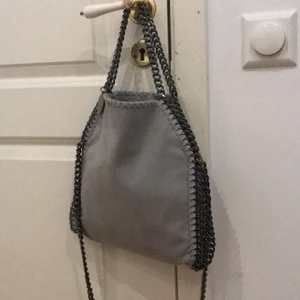 Stella McCartney liknande väska - INTRESSEKOLL på denna väska då den inte kommer till så stor användning längre, den är i väldigt bra skick som man kan se på bilden! Kom med bra bud