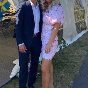 Rosa Kläning - Slutsåld kläning rån ASOS som är så fin. Endast använd vid 2 tillfällen. Passande nu till sommaren 💕❤️💕❤️