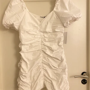 Studentklänning  - Säljer denna studentklänning som är helt oanvänt, alla lappar är även kvar. Säljer den här för jag råkade slänga retursedel. Det är även inget fel på den utan tycker att den inte passar på mig💞💞 Klänningen är ifrån NA-KD och finns tyvärr inte kvar längre. 