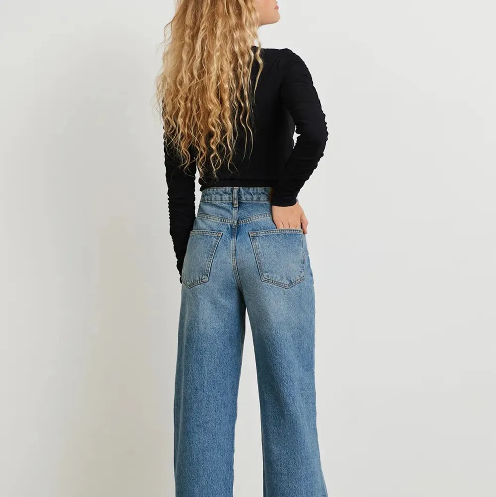 Helt nya Idun Wide jeans i färgen ”skyline destroy”. Säljs pga inte hann returnera. Slutsåld på hemsidan. Kan mötas upp i Älmhult. 🤗. Jeans & Byxor.