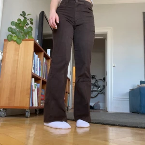 Kostymbyxor  - Bruna byxor i manchester, använda ett fåtal gånger. säljer eftersom de inte kommer till särskillt stor användning. Passar stl 36 (jag är 167 cm lång) köparen står för frakt💗