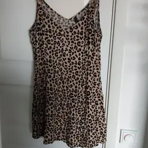 En jätte fin och tunn klänning från H&M med Leopard Print. Passar perfekt för vår och sommaren! Har använt bara två gånger så det är på jätte bra kondition. Köparen står för frakt