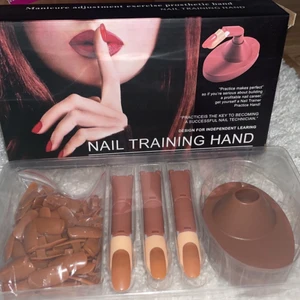 Nagel finger start kit+ nail Brush+filer - Helt oanvända! Säljer allt tillsammans men kan också köpa nagel finger start kit practice separerat med filer och penslarna (pris diskuteras). 1 nagel finger practice start kit, 9 nagel penslar, 5 filer och en nagelbandssax som inte är använda! 