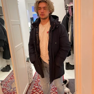 Varm vinterjacka från Tommy hilfiger - Varm vinterjacka från Tommy hilfiger. Bild 2 visar ett litet hål på insidan, annars bra skick. Krage på bild 3 medföljer. Nypris ca 2000. Färgen är mörk blå