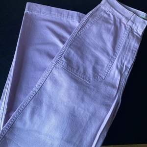 Populära Junkyard byxor  - Så jävla coola byxor ifrån Junkyard i så fin färg i ljuslila/pastell/rosa. De är väldigt höga i midjan och långa stora fickor bak och fram. Så coola men för små för mig då ja bytte från storlek S till XS. Sen va S slut när jag ångrade mig igen. Så dessa är helt oanvända.Sorg i hjärtat att sälja dessa!! Nypris 499. 