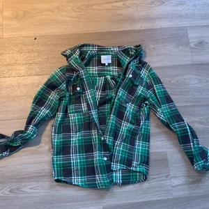 Näst intill oanvänd jacka/flannel  - Bara använd ett fåtal gånger, supersnygg o bekväm det står storlek s men passar definitivt större också jag är m och den satt lite oversized på mig 