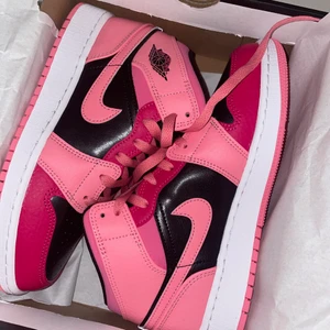 Air jordan 1 Mid - Air Jordan 1 Mid i strl 37,5. Helt oanvända då jag hade råkat beställa i fel storlek så fick inte ens ner foten. Budgivning från 1700 och köpare står själv för frakt. 