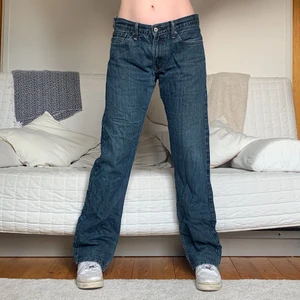 Levis Jeans - Säljer dessa Levis jeans i storlek W33L34, 88cm midja och 85cm innerbenslängd! Jag på bilderna är 172cm lång och brukar bära storlek 38/W28/S-M/❤️