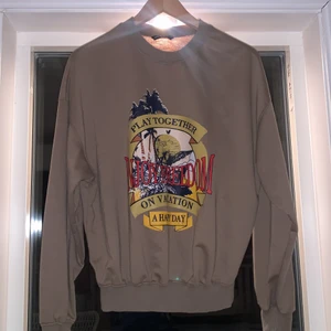 Shein tunn hoodie💗 - Den passar bra, trycket är lite långt ner men skön, ganska tunn. Har använt det 5 gånger men den är ren!💗. Från shein!