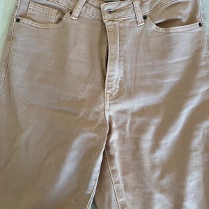 Beiga byxor  - Dessa kommer ifrån Ullared och är extremt snygga men köptes tyvärr utan att testas och därav passade dom ej och dom går som sagt inte att skickas tillbaka. Så säljer dessa för 60 kr. Frakten ingår i priset😁