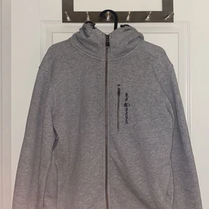 Sail racing hoodie  - Säljer min Sail racing hoodie eftersom den har blivit för liten.