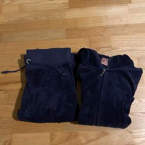 En äkta vintage (såldes ungefär ~2005) juicy set i mörkblå färg. Både byxor och tröjan är i storlek S. Byxorna är lågmidjade, har inga fickor och inte utsvingda (se bild 2). Jag är 152cm och de är för långa, brukar ha XS/S som referens. SÄLJER ENDAST SOM SET! 