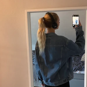 Levis jeansjacka - Säljer nu denna jättefina jeansjacka från levis då den inte kommer till användning. Använt fåtal gånger!!! Perfekt nu till våren och sommaren. Den är oversized så funkar över en hoodie men även med en klänning på sommaren. Jättefin färg och väldigt bekväm💓💓💓💓💓