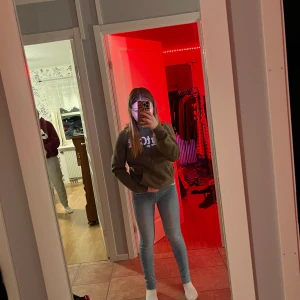 Jeans - Säljer dom här jeansen för att jag gillar inte hur dom sitter på mig💘 Dom är storlek 164 och gick då även på mig som är XS-M. Dom är i fint skick fortfarande. Skriv om intresse♥️