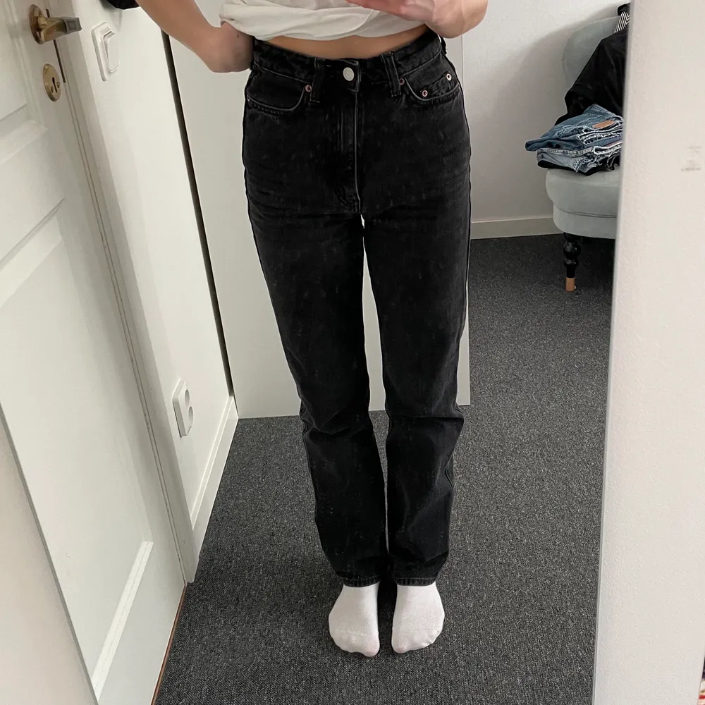 Svarta straight leg jeans från Weekday i den populära modellen Rowe. Den perfekta längden och modellen enligt mig. Jag är 168. Dragkedjan har lagats hos skräddare men är precis som vanligt nu. Säljs även i blå. . Jeans & Byxor.