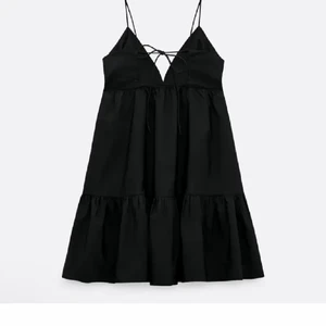 Klänning  - Jättefin och trendig klänning. Säljer på grund utav att den inte kommer till användning längre. Endast använd ett få tal gånger. I jättebra skick, precis som ny. (Köpare står för fraktkostnad) 