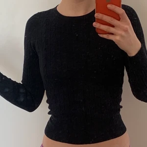 Kabelstickad tröja från Gant stl XS - Mörkblå kabelstickad tröja från Gant i storlek XS. Följer figuren väldigt snyggt, säljer för den är för liten. 85% ull 15% nylon