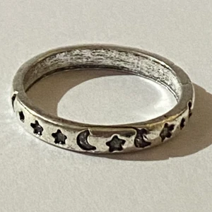 Ring - Silverring med mönster av måne & stjärnor.