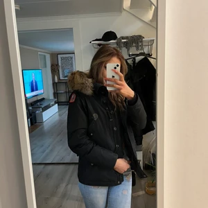 Parajumper  - Det är en barn modell i storlek Young medium. Den passar mig som vanligtvis har xs/s men skulle säga att denna är en s/m