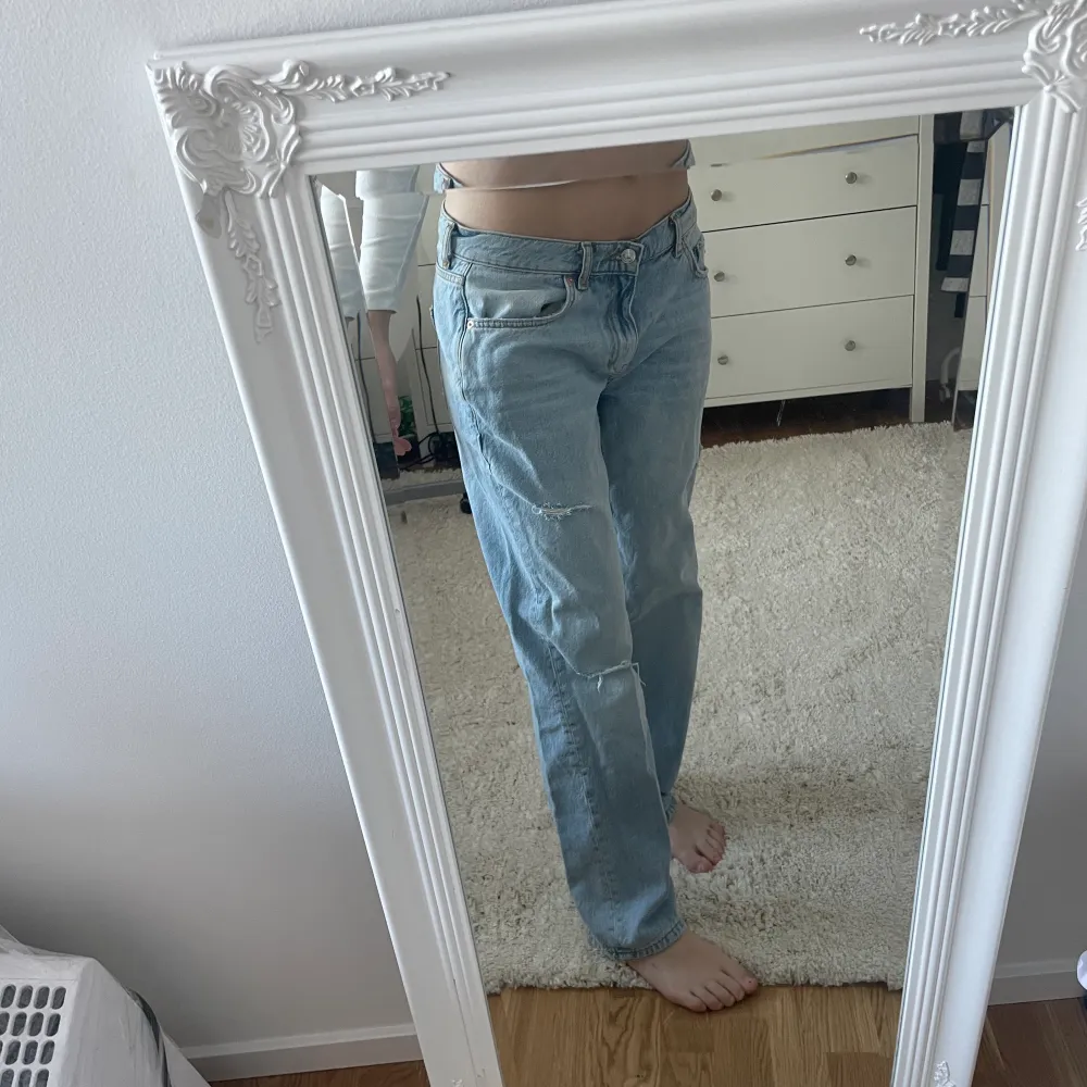 Lågmidjade baggy jeans med slitningar😍 dessa sitter perfekt och passar dig som är lite kortare! Själv är jag 165cm och de är perfekt längd. Dessa har jag knappt använt så de är i fint skick. Köparen står för frakt💕. Jeans & Byxor.