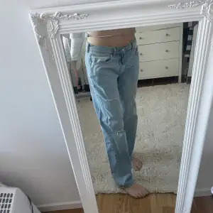 Lågmidjade baggy jeans med slitningar😍 dessa sitter perfekt och passar dig som är lite kortare! Själv är jag 165cm och de är perfekt längd. Dessa har jag knappt använt så de är i fint skick. Köparen står för frakt💕