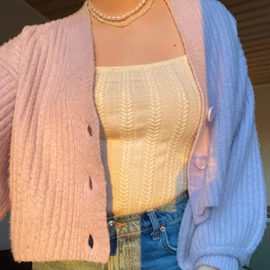 Pastellila kofta - En supermjuk pastellila stickad kofta med ballongärmar från ginatricot, perfekt nu till våren! Storlek är S men kan passa en xs-m beroende på hur du vill att den ska sitta☺️