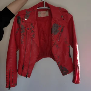 Skinnjacka, 36 - Säljer min unika röda skinnjacka! Den är dessvärre för lite för mig, därav försäljning. Jag hann alltså köpa den innan jag kunde använda den. Den är oanvänd och har inga skavanker eller slitage. Den har storlek 36 (S) och har väldigt tjockt och bekvämt material. Jackan kan stängas med bägge dragkedjor. Inget riktigt skinn. Om det finns frågor eller önskas fler bilder, hör gärna av dig. 😊