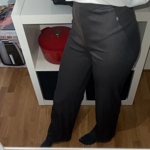 Ribbade byxor - Fina ribbade byxor från bikbok i storlek xs. Raka i modellen, Använt fåtal gånger alltså bra skick. Priset + frakten.