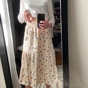 Kjol - Superfin kjol från hm i strl xs! Aldrig andvänd, prislappen sitter kvar! Måste tyvärr sälja då den är för liten🤍