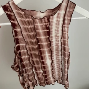 Topp - Säljer denna topp som funkar både på fest & till vardags, ifrån shein men kvaliten är som vilken annan tröja som helst🤎