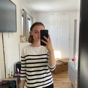 Randig långärmad  - Vit svart randig långärmad tröja. Köpt på secondhand men är i bra skick.