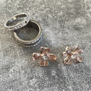 Fint smyckesset - Örhängen i ljusrosa och två ringar (använt skick)