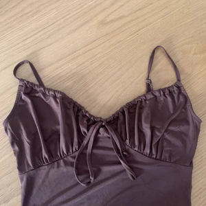 Topp - Festtopp från Bikbok! Använd vid enstaka tillfällen, finns liten fläck vid bröstet men inget som egentligen syns (se bild)☺️