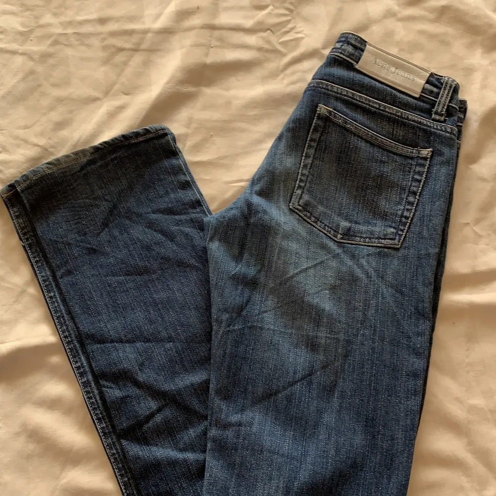 Super fina straight lågmidjade Acne Jeans. Dem har mestadels legat i garderoben då jag inte passar dem. Storlek 27/34. Kan diskutera pris☺️ . Jeans & Byxor.