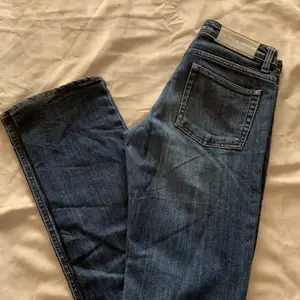 Super fina straight lågmidjade Acne Jeans. Dem har mestadels legat i garderoben då jag inte passar dem. Storlek 27/34. Kan diskutera pris☺️ 