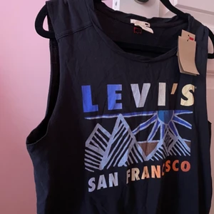  Levi’s linne  - Säljer denna toppen/linnet från Levi’s. Helt oandvänt med lappen kvar. Priset kan diskuteras. Hör av dig om du är intresserad. Stryker den såklart inan jag postar den!        Köpt för 299kr