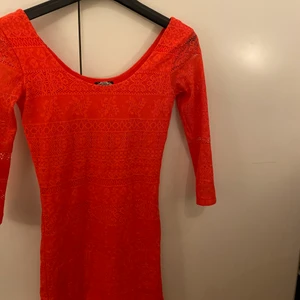 Klänning  - Det är genomskinligt vid armarna så d swr super snyggt ut❤️ slutar vid mitten av låret, tyvärr alldeles för liten för mig💕