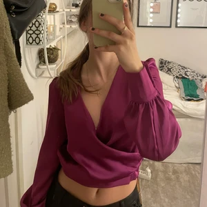 Blus  - Säljer denna lila blus som längre inte används, skriv vid frågor 💕