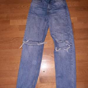 Ett par blå jeans i storlek 34. Använda ett får tal gånger men i mycket bra skick inga fläckar eller skador på. Skriv om ni undrar något. Köpt för 599kr köp här för 399kr 