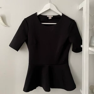 Svart tröja - Svart tröja med volang