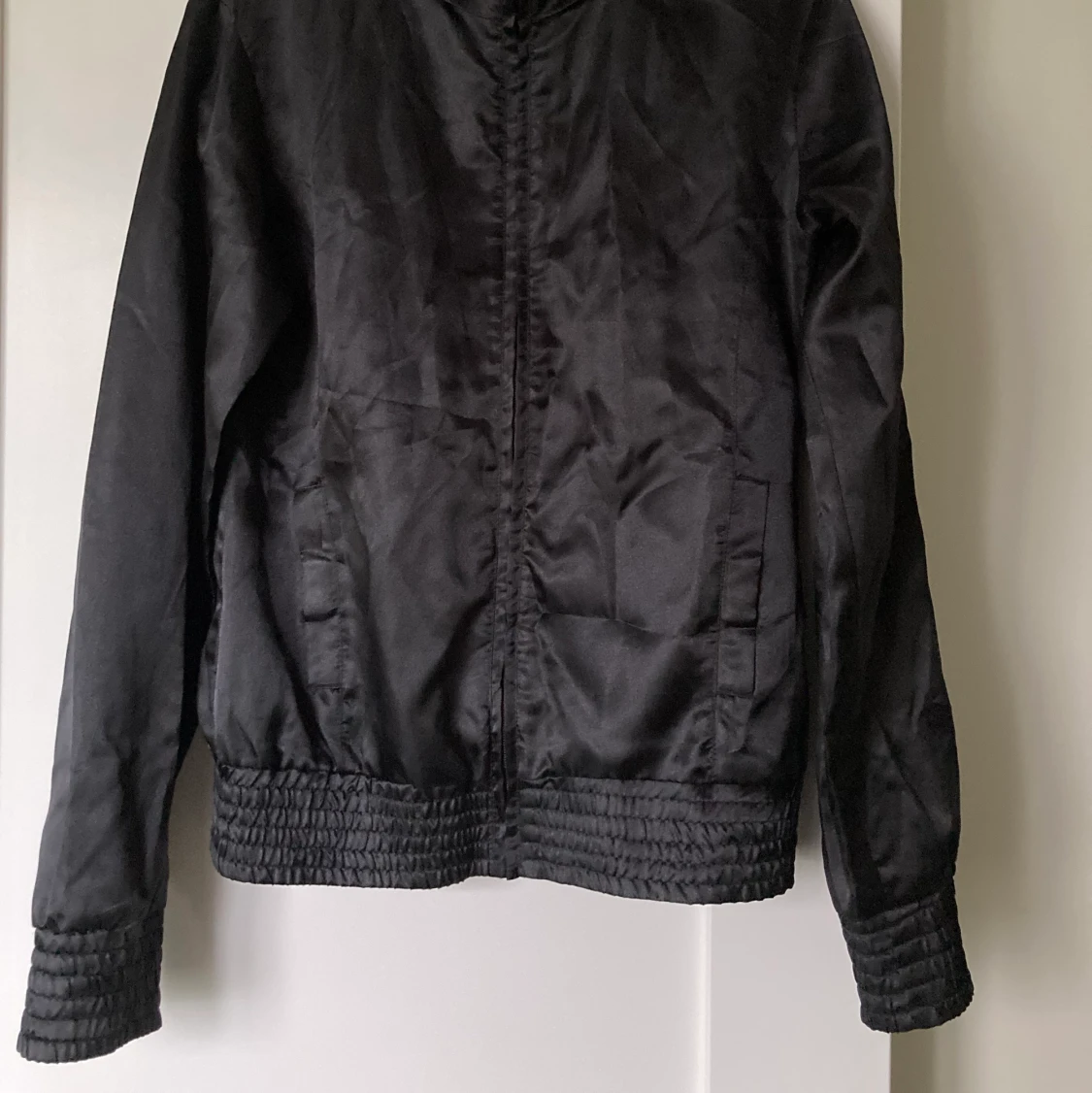 Svart jacka med ståkrage - 91