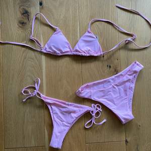 Jag säljer en rosa bikini från Shein i storlek XS. Man får med en överdel och två underdelar!👙                                                     Kostar nu 70 kr och köparen står för frakt!        Aldrig använd, bara testad och säljer pga för liten✨