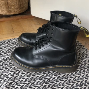 Dr. Martens i fint skick! 🖤💛🖤 - Dags att sälja vidare dessa godingar då jag tyvärr inte använder dem tillräckligt mycket. Mycket fint skick förutom lite slitage fram på skorna, något som man enkelt kan måla över med skolack!! Spårbar frakt på 99 kronor tillkommer 💛