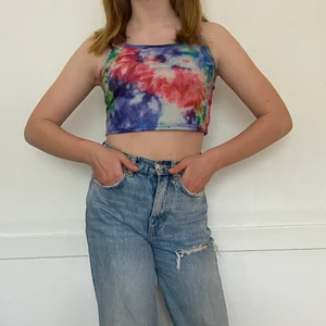 Färgglad top  - Sjön top med bra kvalitet och material. Somrig och inte genomskinlig.