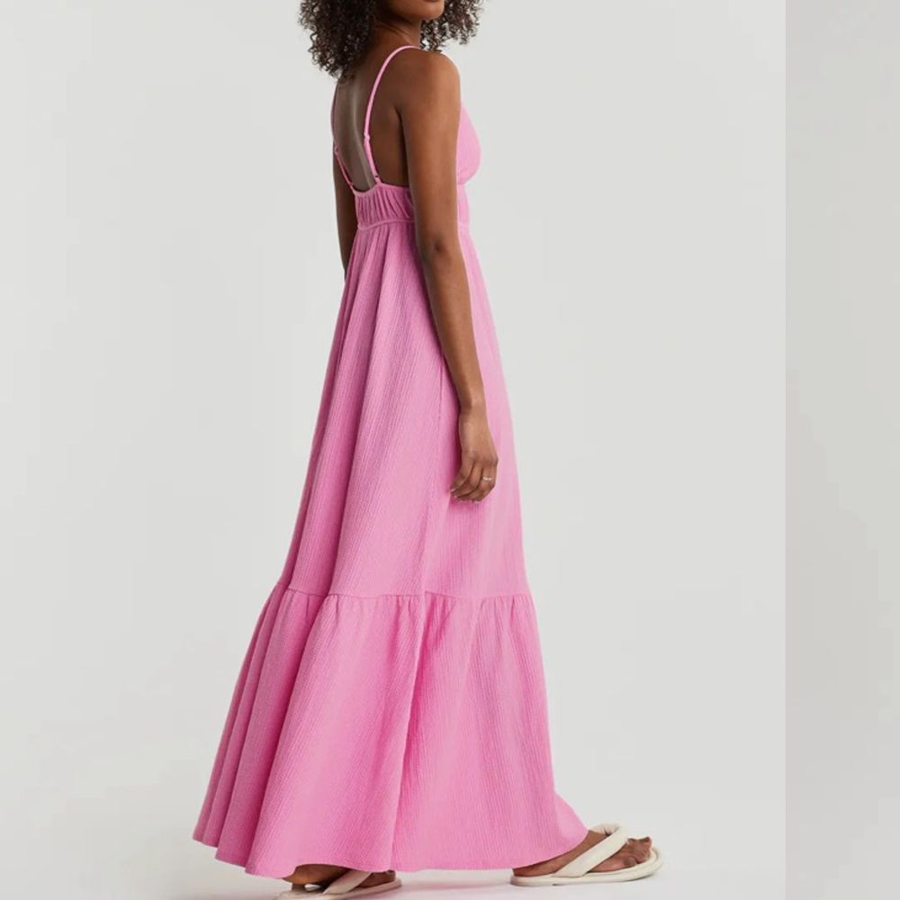 Superfin och populär rosa långklänning från Gina Tricot! Endast testad men kommer inte till användning, säljer direkt för orginalpriset 499 + frakt🤍🤍 . Klänningar.