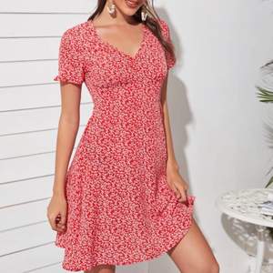 En superfin och somrig röd klänning från SHEIN som är oanvänd❤️ Storlek M pris 80kr❤️
