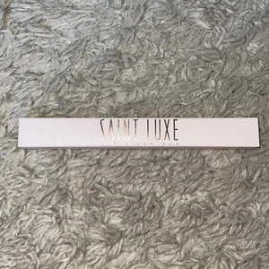 SAINT LUXE lip liner duo  - Säljer en kartong med 2 stycken lip liners i fina färger🥰 Båda är helt oandvända och plasten runt pennorna sitter kvar👍 Dom är i färgerna Pink magnolia och Spring rose.