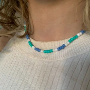 Handgjorda halsband❤️ - Jättefina halsband i elastisk tråd❣️ superfina till sommaren💓 25kr st