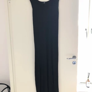 Två st långklänningar  - Två stycken långklänningar. En svart och en grön 