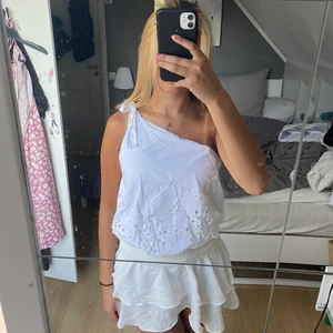 One shoulder topp zara - Från zara med snören som är justerbara på axeln, passar xs o s